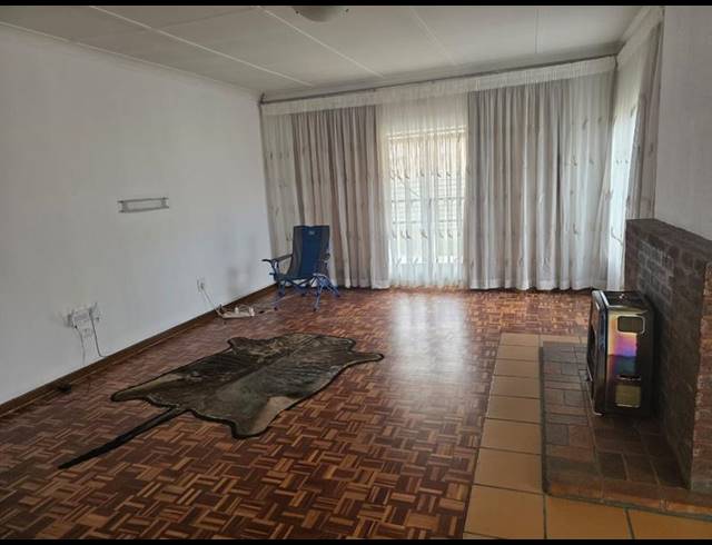 4 BEDROOM HOUSE FOR SALE IN KEMPTON PARK EXT 01